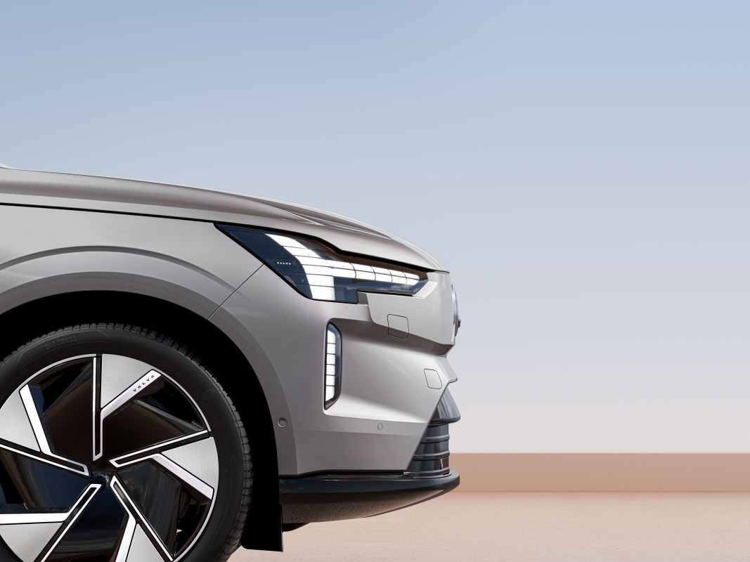 2025 Volvo XC90 PHEV vs 2025 Volvo EX90: A plug-in or all-electric luxury SUV experience